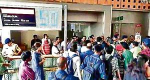 SpiceJet’s Mumbai-Durgapur fliers protest against the airline at the Mumbai airport on Saturday.(HT Photo) SpiceJet’s Mumbai-Durgapur fliers protest against the airline at the Mumbai airport on Saturday.(HT Photo)