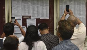 Students and parents check the first merit list for FYJC outside HR college in Churchgate in Mumbai.(HT photo) Students and parents check the first merit list for FYJC outside HR college in Churchgate in Mumbai.(HT photo)