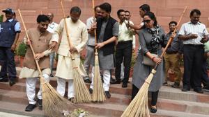 Members Of Parliament Hema Malini, Anurag Thakur and others during the two day Swachh Bharat Abhiyan cleanliness drive at Parliament premises in New Delhi on Saturday, July 13, 2019.(Raj K Raj/HT PHOTO) Members Of Parliament Hema Malini, Anurag Thakur and others during the two day Swachh Bharat Abhiyan cleanliness drive at Parliament premises in New Delhi on Saturday, July 13, 2019.(Raj K Raj/HT PHOTO)
