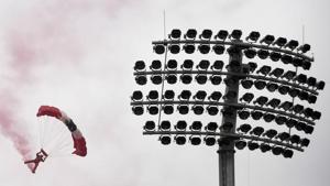 Members of the Red Devils, the British Army's Parachute Regiment display team, deliver the match ball ahead of the 2019 Cricket World Cup final.(AFP) Members of the Red Devils, the British Army's Parachute Regiment display team, deliver the match ball ahead of the 2019 Cricket World Cup final.(AFP)