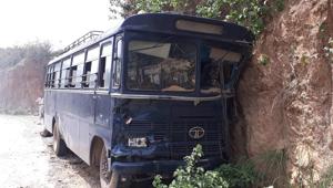 Fifteen Jharkhand armed police personnel were injured when a bus carrying them to Deoghar from Ranchi lost control in Sikidiri valley under Rajrappa police station on Saturday morning.(HT Photo) Fifteen Jharkhand armed police personnel were injured when a bus carrying them to Deoghar from Ranchi lost control in Sikidiri valley under Rajrappa police station on Saturday morning.(HT Photo)