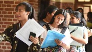 DU 4th cut-off : Delhi University (DU) colleges on Saturday released its fourth cut-off list for its 10,000-odd remaining seats.(Raj K Raj/HT file) DU 4th cut-off : Delhi University (DU) colleges on Saturday released its fourth cut-off list for its 10,000-odd remaining seats.(Raj K Raj/HT file)