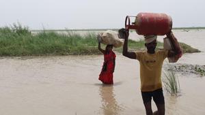 People moving to safer places after an increase in the water level of Ghaghra river in Uttar Pradesh.(HT Photo) People moving to safer places after an increase in the water level of Ghaghra river in Uttar Pradesh.(HT Photo)