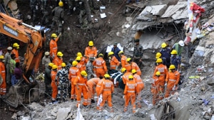 Himachal Pradesh CM Jai Ram Thakur visitied the spot to see the rescue work after a building collapsed on Kumarhatti-Nahan road near Solan.(Anil Dayal/Hindustan times) Himachal Pradesh CM Jai Ram Thakur visitied the spot to see the rescue work after a building collapsed on Kumarhatti-Nahan road near Solan.(Anil Dayal/Hindustan times)
