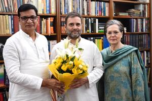 Balasaheb Thorat (left) met party leaders Rahul Gandhi and Sonia Gandhi in Delhi on Monday.(HT photo) Balasaheb Thorat (left) met party leaders Rahul Gandhi and Sonia Gandhi in Delhi on Monday.(HT photo)