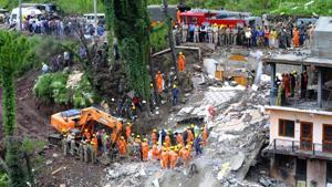 Rescue workers from NDRF removing debris after a building collapsed at Kumarhatti-Nahan road in Solan on Sunday.(Anil Dayal /HT Photo) Rescue workers from NDRF removing debris after a building collapsed at Kumarhatti-Nahan road in Solan on Sunday.(Anil Dayal /HT Photo)