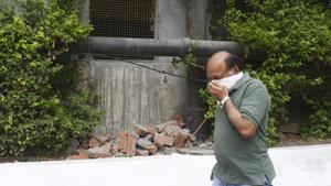 A DLF-2 resident covers his face while walking past the sewage treatment plant at DLF Cyber City.(Yogendra Kumar/HT PHOTO) A DLF-2 resident covers his face while walking past the sewage treatment plant at DLF Cyber City.(Yogendra Kumar/HT PHOTO)