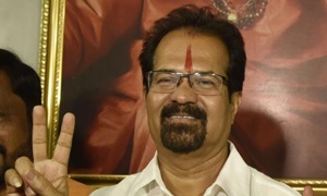 The traffic police issued a challan after Mumbai Mayor Vishwanath Mahadeshwar’s vehicle was found parked in a no-parking zone.(Anshuman Poyrekar/Hindustan Times) The traffic police issued a challan after Mumbai Mayor Vishwanath Mahadeshwar’s vehicle was found parked in a no-parking zone.(Anshuman Poyrekar/Hindustan Times)