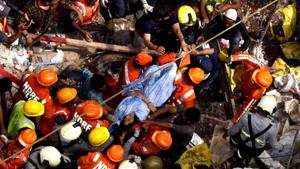 Indian National Disaster Response Force and Indian fire brigade personnel rescue a survivor from after a building collapsed in Mumbai on July 16, 2019.(Photo: Kunal Patil/ HT) Indian National Disaster Response Force and Indian fire brigade personnel rescue a survivor from after a building collapsed in Mumbai on July 16, 2019.(Photo: Kunal Patil/ HT)