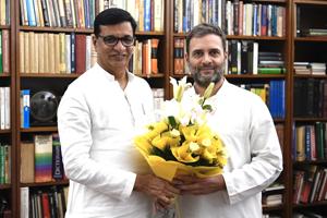 Congress leader Rahul Gandhi with newly-appointed Maharashtra Congress chief, Balasaheb Thorat.(ANI Photo) Congress leader Rahul Gandhi with newly-appointed Maharashtra Congress chief, Balasaheb Thorat.(ANI Photo)