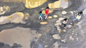 Potholes near Bandra (West) bus stop.(Satyabrata Tripathy/HT Photo) Potholes near Bandra (West) bus stop.(Satyabrata Tripathy/HT Photo)