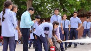 An expert gave a demonstration of the dos and don’ts during a disaster(HT) An expert gave a demonstration of the dos and don’ts during a disaster(HT)