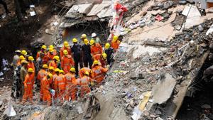 NDRF Personnel carried out a rescue operation after a building collapsed at Kumarhatti in Solan, Himachal Pradesh, on Monday, July 15, 2019.(ANI) NDRF Personnel carried out a rescue operation after a building collapsed at Kumarhatti in Solan, Himachal Pradesh, on Monday, July 15, 2019.(ANI)