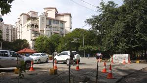 The GMDA is presently sealing all entry/exit points to the service lane, which is used by residents to access the condominium premises.(Yogendra Kumar/HT Photo) The GMDA is presently sealing all entry/exit points to the service lane, which is used by residents to access the condominium premises.(Yogendra Kumar/HT Photo)