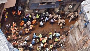 Mumbai building collapse: Death toll in Tuesday’s Kesarbai building collapse rose to 13.(Kunal Patil/HT Photo) Mumbai building collapse: Death toll in Tuesday’s Kesarbai building collapse rose to 13.(Kunal Patil/HT Photo)