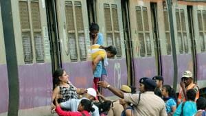 Commuters were forced to walk to Kalyan station after an overhead wire snapped on Wednesday.(HT Photo) Commuters were forced to walk to Kalyan station after an overhead wire snapped on Wednesday.(HT Photo)