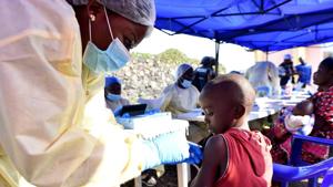 A Congolese health worker administers ebola vaccine to a child at the Himbi Health Centre in Goma, Democratic Republic of Congo, July 17, 2019.(Reuters File Photo) A Congolese health worker administers ebola vaccine to a child at the Himbi Health Centre in Goma, Democratic Republic of Congo, July 17, 2019.(Reuters File Photo)