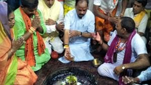 Jharkhand chief minister Raghubar Das (in white kurta) perfoming rituals at Lord Shiva temple after inaugurating the Shravani mela in Deoghar, on Wednesday, July 17, 2019.(HT Photo) Jharkhand chief minister Raghubar Das (in white kurta) perfoming rituals at Lord Shiva temple after inaugurating the Shravani mela in Deoghar, on Wednesday, July 17, 2019.(HT Photo)