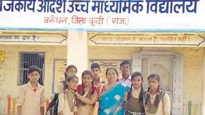 Shobha Kanwar with students of the Barundhan government school in Bundi who are pen friends with children from a school in California.(HT Photo) Shobha Kanwar with students of the Barundhan government school in Bundi who are pen friends with children from a school in California.(HT Photo)