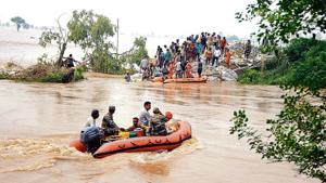 Villagers helping army and NDRF personnel in plugging the breach in the Ghaggar river at Phulad village of Moonak sub-division of Sangrur district on Friday.(Bharat Bhushan/HT) Villagers helping army and NDRF personnel in plugging the breach in the Ghaggar river at Phulad village of Moonak sub-division of Sangrur district on Friday.(Bharat Bhushan/HT)