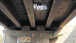 The damaged portion of the Rampura flyover on the Delhi-Jaipur highway.(Parveen Kumar/Hindustan Times) The damaged portion of the Rampura flyover on the Delhi-Jaipur highway.(Parveen Kumar/Hindustan Times)