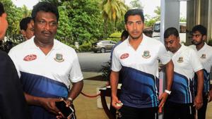 Bangladesh cricketer Soumya Sarkar (C) arrives with teammates in Colombo.(AFP) Bangladesh cricketer Soumya Sarkar (C) arrives with teammates in Colombo.(AFP)