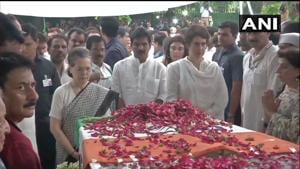 Sonia Gandhi and Priyanka Gandhi Vadra pay tributes to former Delhi CM Sheila Dikshit at Congress headquarters on Sunday.(ANI) Sonia Gandhi and Priyanka Gandhi Vadra pay tributes to former Delhi CM Sheila Dikshit at Congress headquarters on Sunday.(ANI)