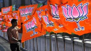 A Bharatiya Janta Party worker erecting BJP flags, in Jammu.(Nitin Kanotra / Hindustan Times) A Bharatiya Janta Party worker erecting BJP flags, in Jammu.(Nitin Kanotra / Hindustan Times)