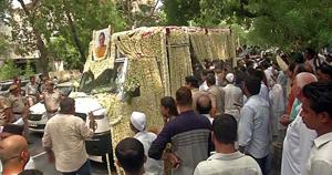 Mortal remains of former Delhi Chief Minister Sheila Dikshit being taken from Congress headquarters to Nigam Bodh Ghat(ANI) Mortal remains of former Delhi Chief Minister Sheila Dikshit being taken from Congress headquarters to Nigam Bodh Ghat(ANI)