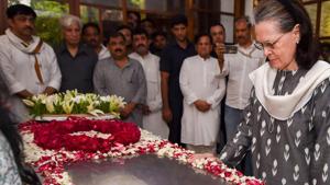 Thousands of party workers reached her residence to pay their tributes and raised slogans of ‘Sheila Dikshit Amar Rahe’ (Sheila Dikshit’s memory stays forever).(PTI)
