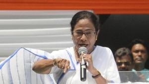 At TMC rally, Mamata Banerjee, Bengal CM addresses the crowd. TMC looks to bring back farmers back into its fold ahead of the Assembly elections.(Samir Jana/Hindustan Times) At TMC rally, Mamata Banerjee, Bengal CM addresses the crowd. TMC looks to bring back farmers back into its fold ahead of the Assembly elections.(Samir Jana/Hindustan Times)