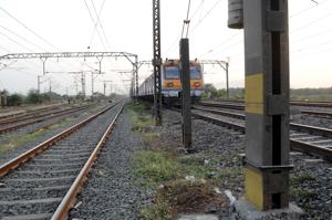 The stretch between Dombivli and Kopar stations has seen several such accidents over the past two years owing to rising crowds at Dombivli station.(HT PHOTO) The stretch between Dombivli and Kopar stations has seen several such accidents over the past two years owing to rising crowds at Dombivli station.(HT PHOTO)