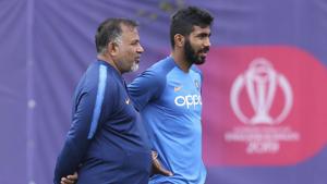 India's Jasprit Bumrah, right, stands with bowling coach Bharat Arun.(AP) India's Jasprit Bumrah, right, stands with bowling coach Bharat Arun.(AP)