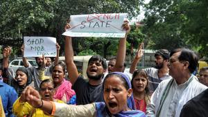 People shout slogans during a protest against Bihar Government over mob lynching, outside Bihar Bhawan, in New Delhi on Monday.(ANI) People shout slogans during a protest against Bihar Government over mob lynching, outside Bihar Bhawan, in New Delhi on Monday.(ANI)