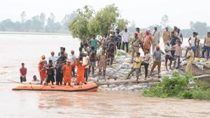 Army and NDRF personnel trying to plug the breach created by the Ghaggar river at the Phulad village in Punjab’s Sangrur.(Bharat Bhushan / HT Photo) Army and NDRF personnel trying to plug the breach created by the Ghaggar river at the Phulad village in Punjab’s Sangrur.(Bharat Bhushan / HT Photo)
