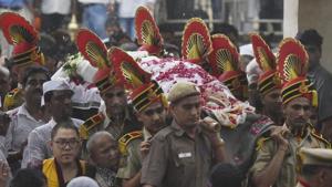 Former three-time chief minister Sheila Dikshit was cremated on Sunday in a CNG-powered crematorium, complying with her wishes.(Vipin Kumar/HT PHOTO) Former three-time chief minister Sheila Dikshit was cremated on Sunday in a CNG-powered crematorium, complying with her wishes.(Vipin Kumar/HT PHOTO)