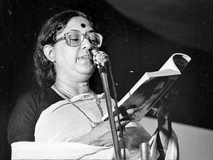 Kamala Das reading from her work on 19 July, 1990.(Arun Jetlie/HT Photo)