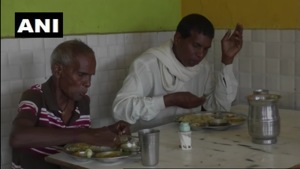 People eating at the ‘Garbage Cafe’ in Chhattisgarh’s Ambikapur, where people can give garbage and eat food.(ANI photo) People eating at the ‘Garbage Cafe’ in Chhattisgarh’s Ambikapur, where people can give garbage and eat food.(ANI photo)