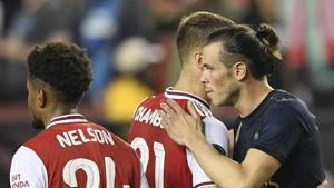 Real Madrid forward Gareth Bale, right, meets with Arsenal defender Calum Chambers.(AP) Real Madrid forward Gareth Bale, right, meets with Arsenal defender Calum Chambers.(AP)