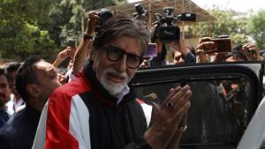 Lucknow: Actor Amitabh Bachchan arrives in Lucknow for the shoot of his upcoming film, on June 18, 2019. (Photo: IANS)(IANS) Lucknow: Actor Amitabh Bachchan arrives in Lucknow for the shoot of his upcoming film, on June 18, 2019. (Photo: IANS)(IANS)