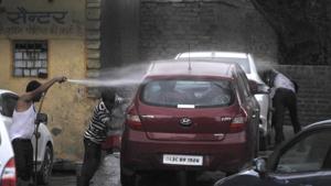 Man wash a car at a car-washing centre, in Noida, India.(Sunil Ghosh / Hindustan Times) Man wash a car at a car-washing centre, in Noida, India.(Sunil Ghosh / Hindustan Times)