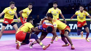 Gujarat beat UP 44-19 to reach top position.(Pro Kabaddi League) Gujarat beat UP 44-19 to reach top position.(Pro Kabaddi League)
