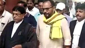 JVM (P) MLA Pradeep Yadav (in kurta) at the Deoghar court on Thursday, July 25, 2019.(HT Photo) JVM (P) MLA Pradeep Yadav (in kurta) at the Deoghar court on Thursday, July 25, 2019.(HT Photo)