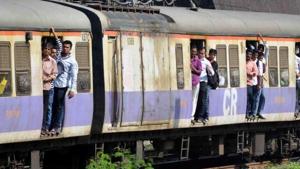Passengers in a Central Railway train. Mumbai’s suburban railway network ferries 75 lakh commuters daily.(HT FILE) Passengers in a Central Railway train. Mumbai’s suburban railway network ferries 75 lakh commuters daily.(HT FILE)
