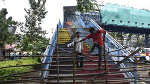 The foot overbridge links the north end of the Charni Road station to a road leading to Girgaum Chowpatty.(Anshuman Poyrekar/HT Photo) The foot overbridge links the north end of the Charni Road station to a road leading to Girgaum Chowpatty.(Anshuman Poyrekar/HT Photo)