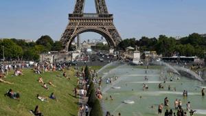 People cool off at the Trocadero Fountains next to the Eiffel Tower in Paris, on July 23, 2019 as a new heatwave hits Europe.(AFP) People cool off at the Trocadero Fountains next to the Eiffel Tower in Paris, on July 23, 2019 as a new heatwave hits Europe.(AFP)