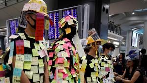 Demonstrators wear post-it notes as part of the "Lennon Wall" movement during a protest against the recent violence in Yuen Long, at Hong Kong airport, China July 26, 2019.(REUTERS) Demonstrators wear post-it notes as part of the "Lennon Wall" movement during a protest against the recent violence in Yuen Long, at Hong Kong airport, China July 26, 2019.(REUTERS)