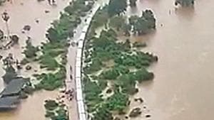 A birds eye view shows Mahalaxmi Express bound for Kohlapur from Mumbai stranded following heavy monsoon rain near Badlapur in Thane district.(PTI Photo) A birds eye view shows Mahalaxmi Express bound for Kohlapur from Mumbai stranded following heavy monsoon rain near Badlapur in Thane district.(PTI Photo)