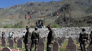 Modi said Pakistan tried to redraw the boundaries in 1999 through the Kargil misadventure but the Indian security forces defeated its evil design.(HT Photo) Modi said Pakistan tried to redraw the boundaries in 1999 through the Kargil misadventure but the Indian security forces defeated its evil design.(HT Photo)