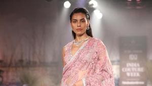 Reynu Taandon’s show was divided into three parts, as the lights dimmed after every section; the music changed switched along with the colour palette.(HTBS/Raajessh Kashyap)